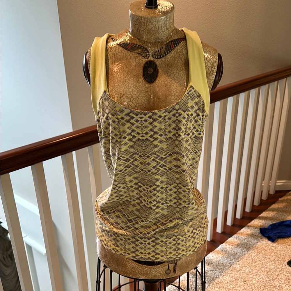 Green Apple Activewear Top Size Medium